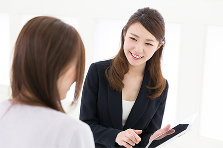 Consulting situation with clienteling software on tablet Consulting situation with clienteling software on tablet
