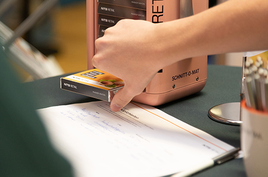 Student registrating for an internship